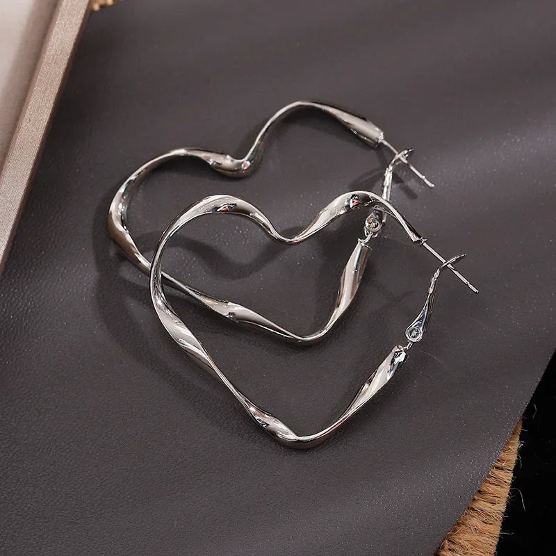 1Pair Big Hollow Heart Pendant Hoop Earring Women Fashion Exaggerated Heart Design Earring Cuff for Gir Jewelry Gift