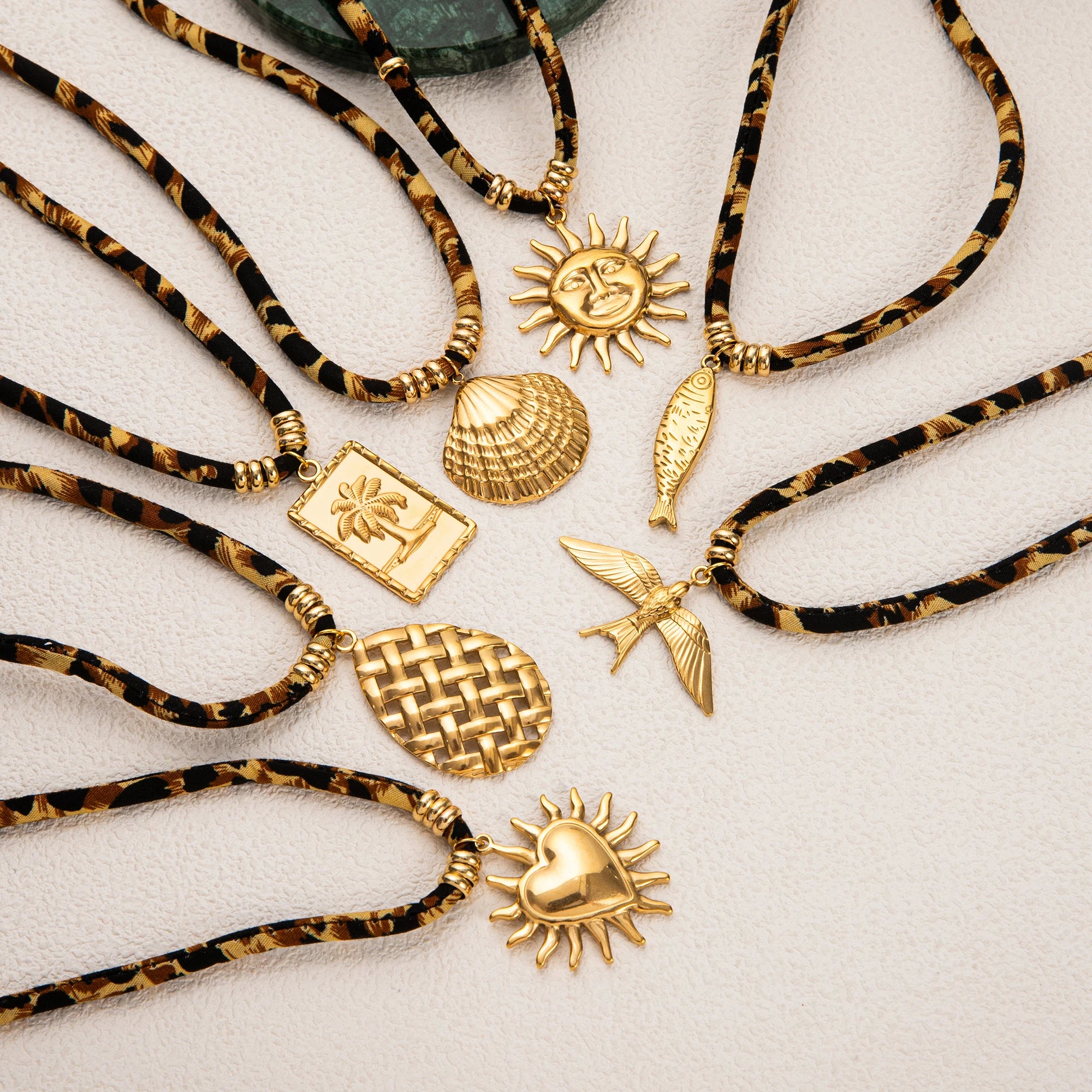 Fashion stainless steel pendant with leopard print velvet rope, women's design necklace, versatile for autumn and winter